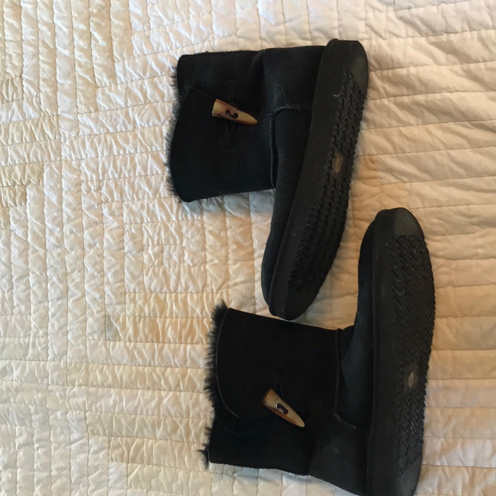 Black snow boots